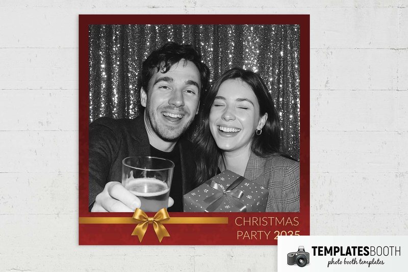 Classic Christmas photo booth template: square Christmas print with one photo and a gold bow